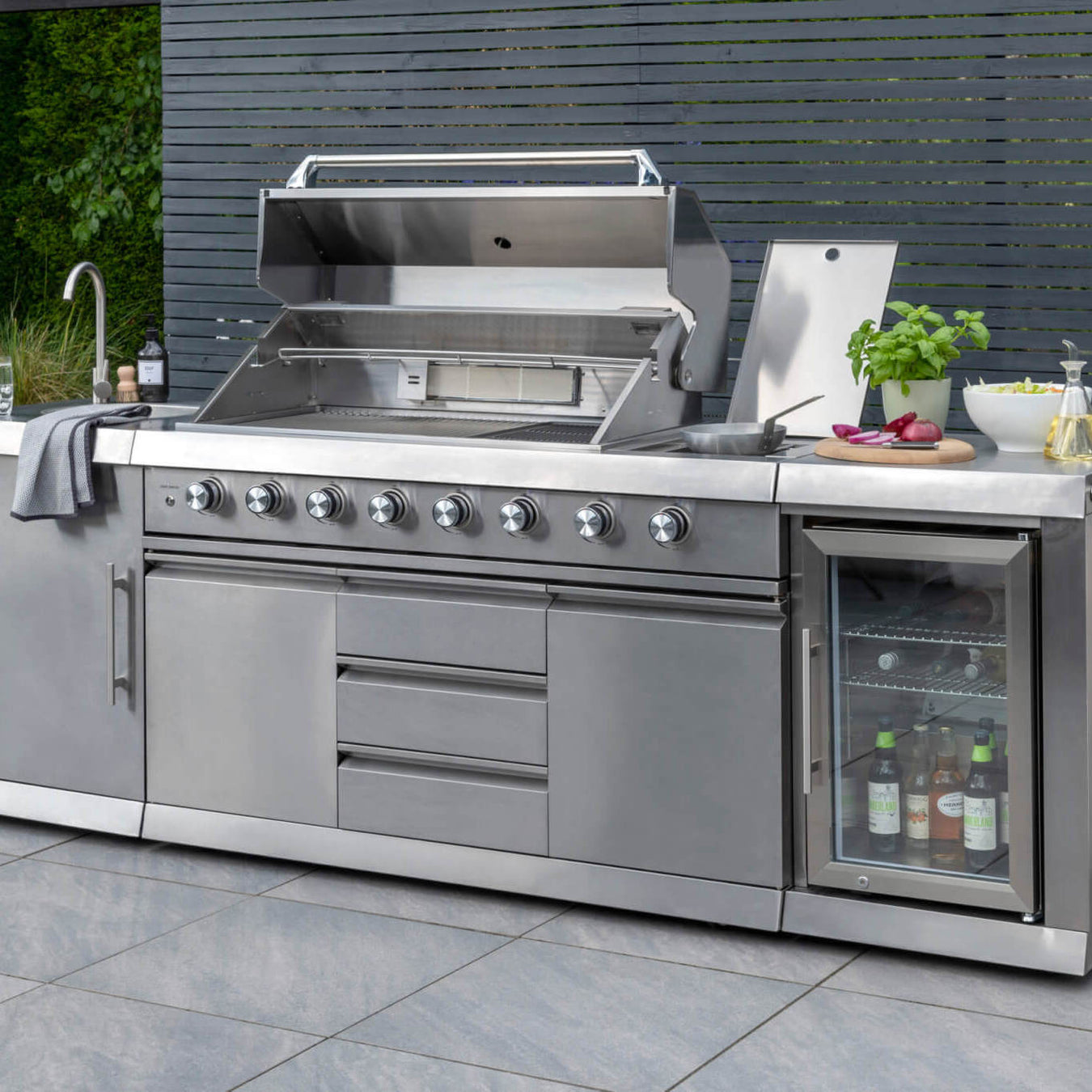 Outdoor Kitchens and Grills